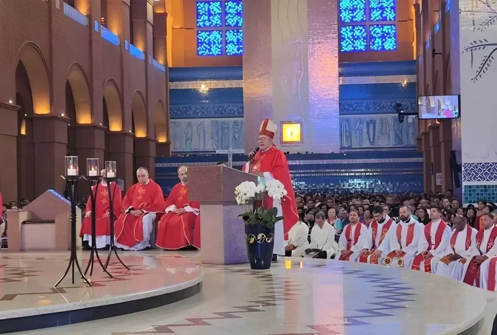 Dom Edmilson Amador Caetano preside missa no Santuário de Aparecida