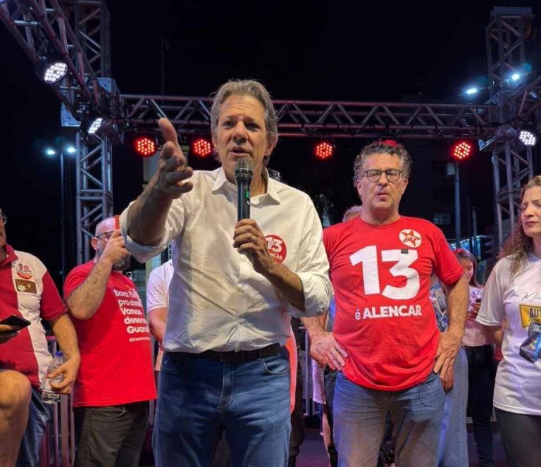 Fernando Haddad e Alencar Santana em comício no Centro