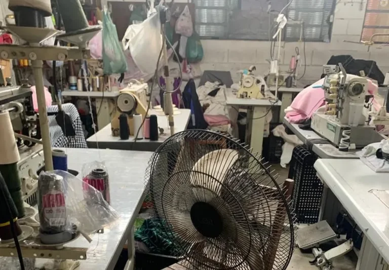 Oficina de confecção de roupas clandestina