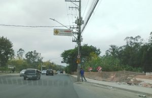 Poste na via na avenida Jamil João Zarif