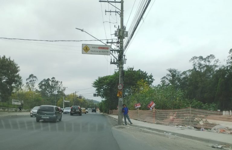 Poste na via na avenida Jamil João Zarif