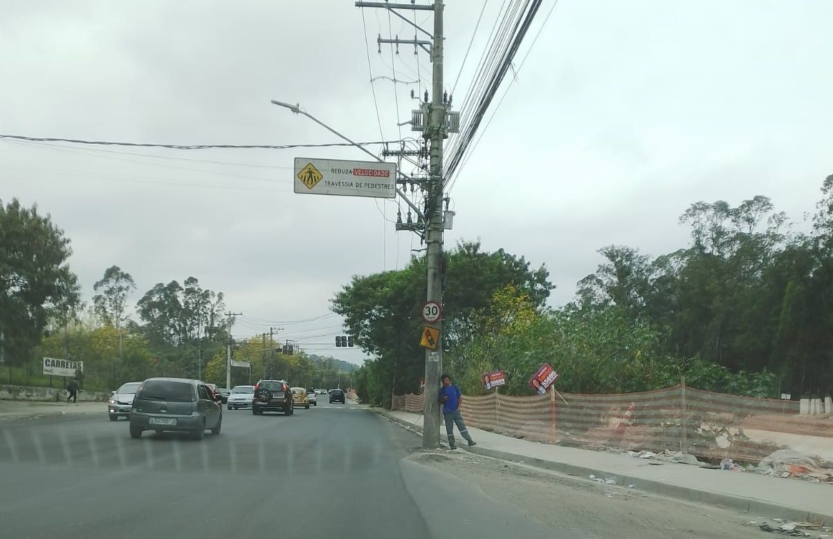 Poste na via na avenida Jamil João Zarif