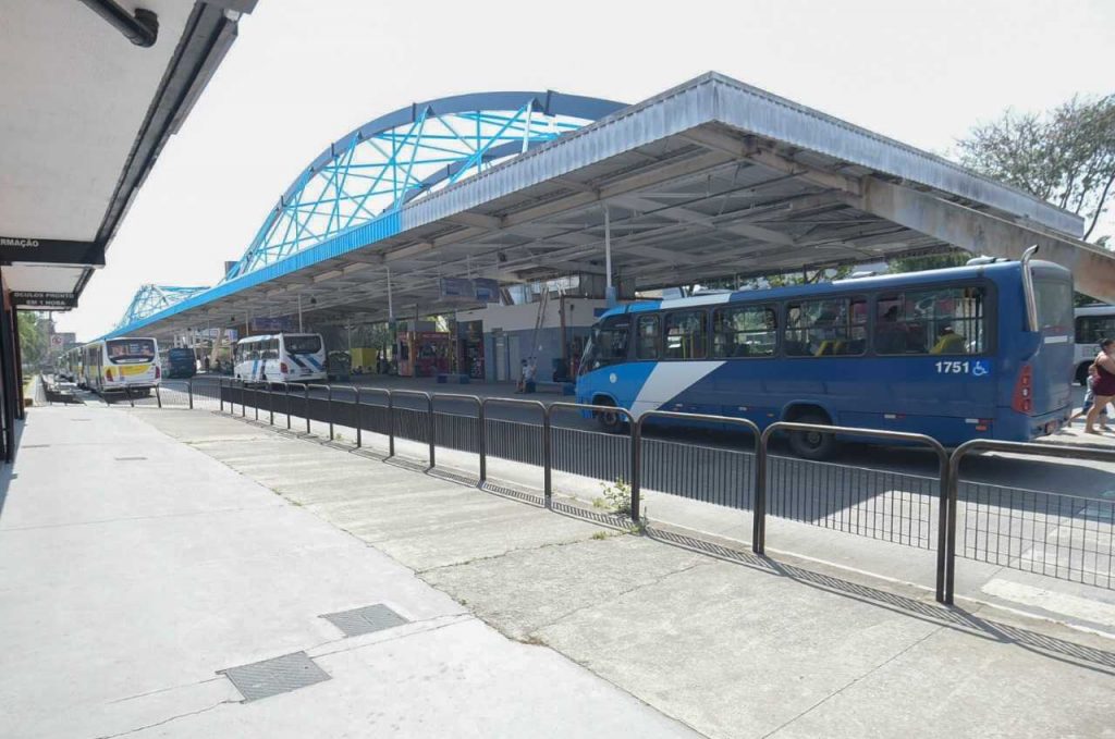 Terminal Pimentas com ônibus municipais
