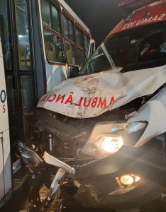 acidente ambulância do SAMU e ônibus