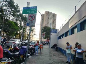 motocicletas em área de desembarque de deficientes