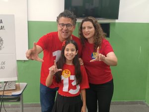 Alencar Santana, com a filha, e Milene kobayashi
