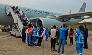Avião da FAB chega a Guarulhos com repatriados do Líbano