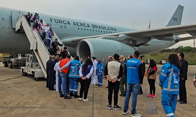 Avião da FAB chega a Guarulhos com repatriados do Líbano