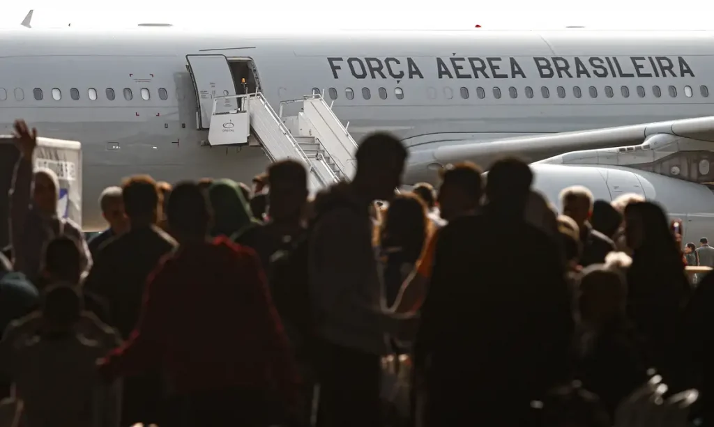 Avião da Força Aérea resgata brasileiros no Líbano chega na Base Aérea de São Paulo, em Guarulhos
