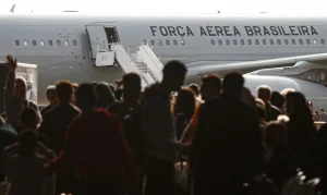 Avião da Força Aérea resgata brasileiros no Líbano chega na Base Aérea de São Paulo, em Guarulhos