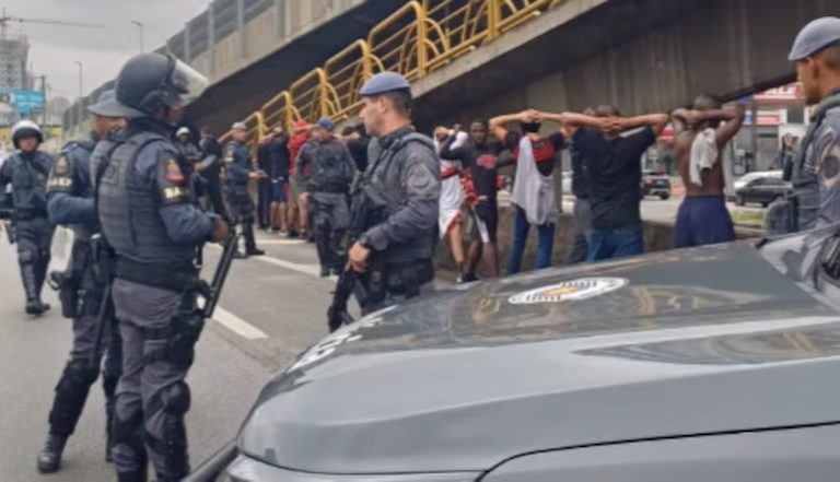 Briga-torcida-Corinthians-e-Flamengo-na-Via-Dutra-em-Guarulhos