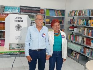 Elói Pietá vota ao lado da esposa Janete Pietá