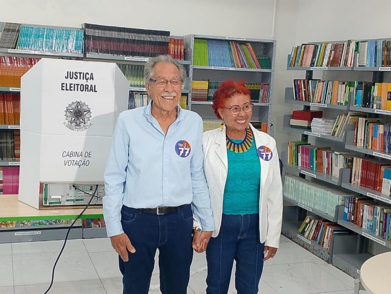 Elói Pietá vota ao lado da esposa Janete Pietá