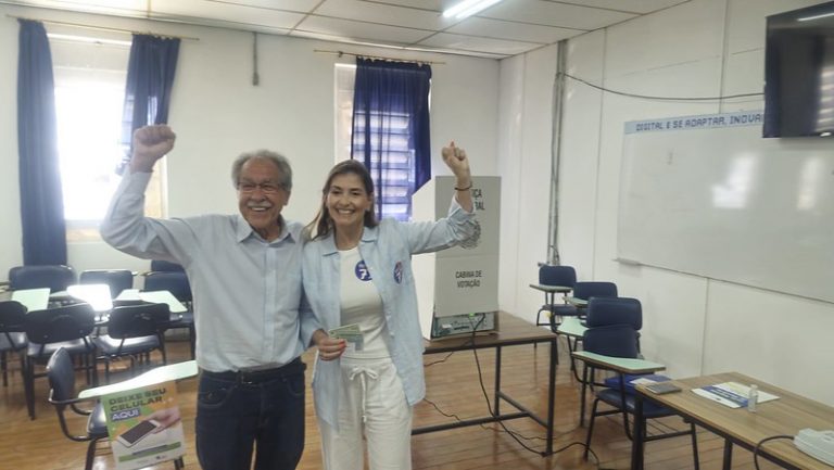 Elói Pietá vota ao lado de Fran Corrêa