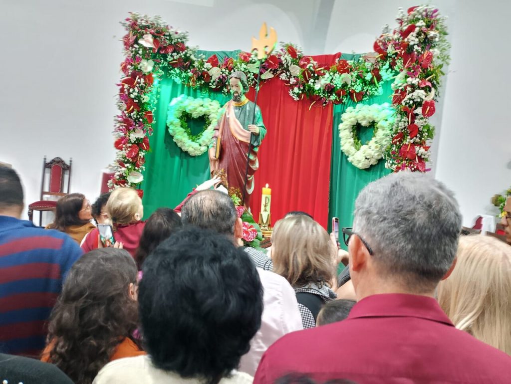 Fiéis rezam no Santuário São Judas Tadeu