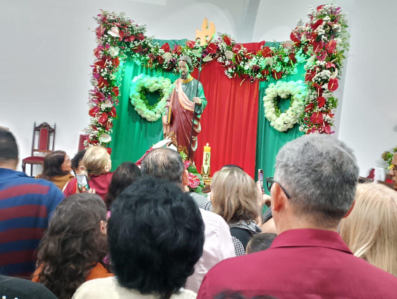 Fiéis rezam no Santuário São Judas Tadeu