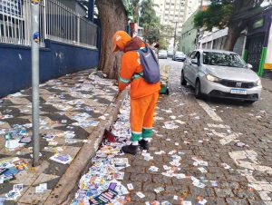 Gari limpa rua na UNG no dia da eleição