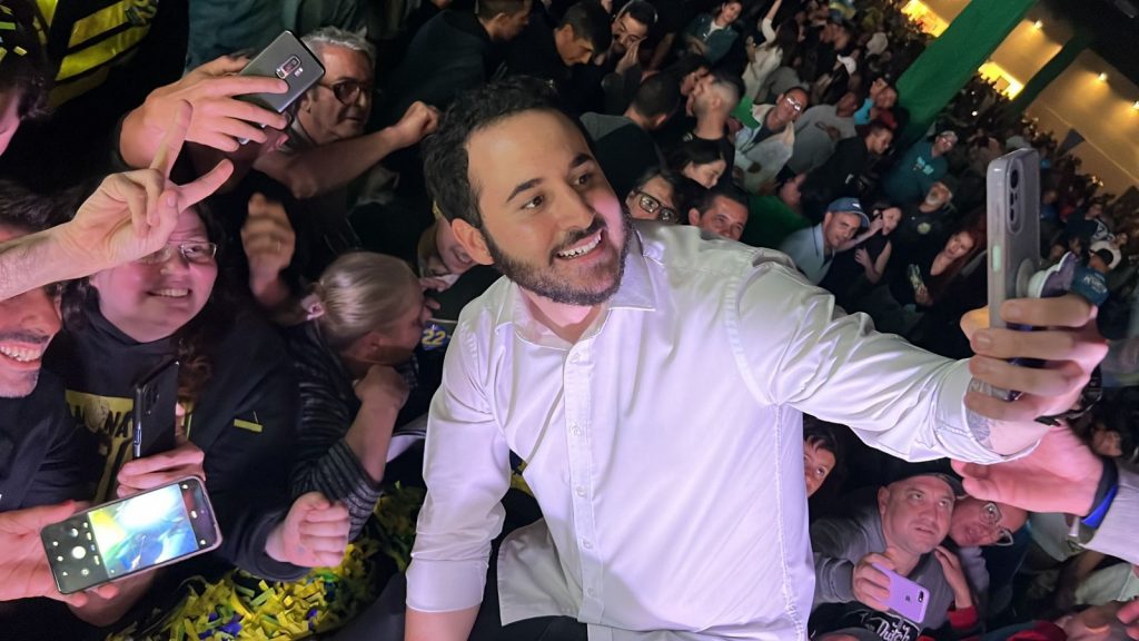 Lucas Sanches na festa da vitória