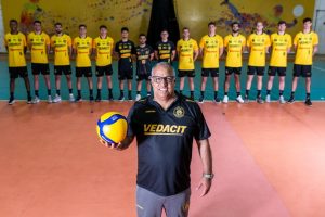 Nery Tambeiro e atletas do Vôlei Guarulhos