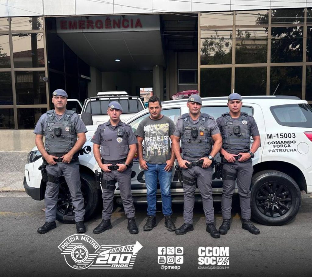 Policiais salvam bebê engasgada