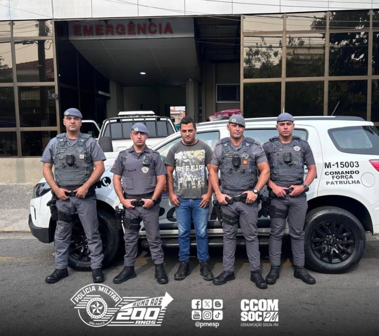 Policiais salvam bebê engasgada