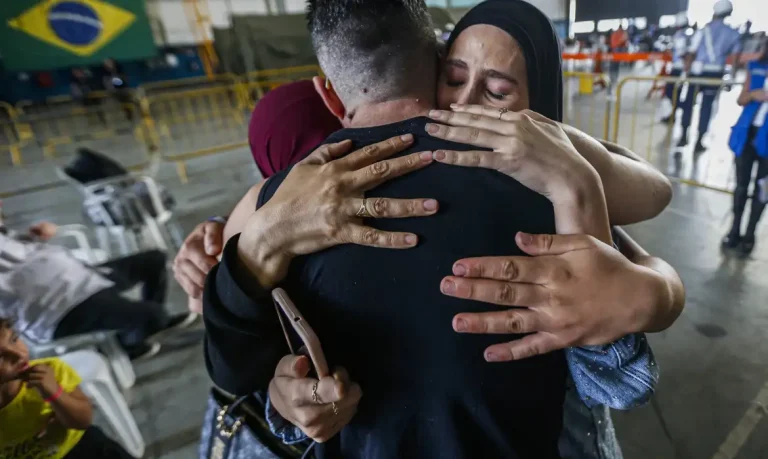 Repatriados libaneses retornam ao Brasil pelo Aeroporto de Guarulhos