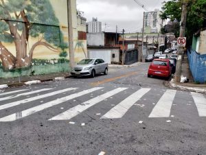 Santinhos na frente da Escola Estadual Ennio Chiesa