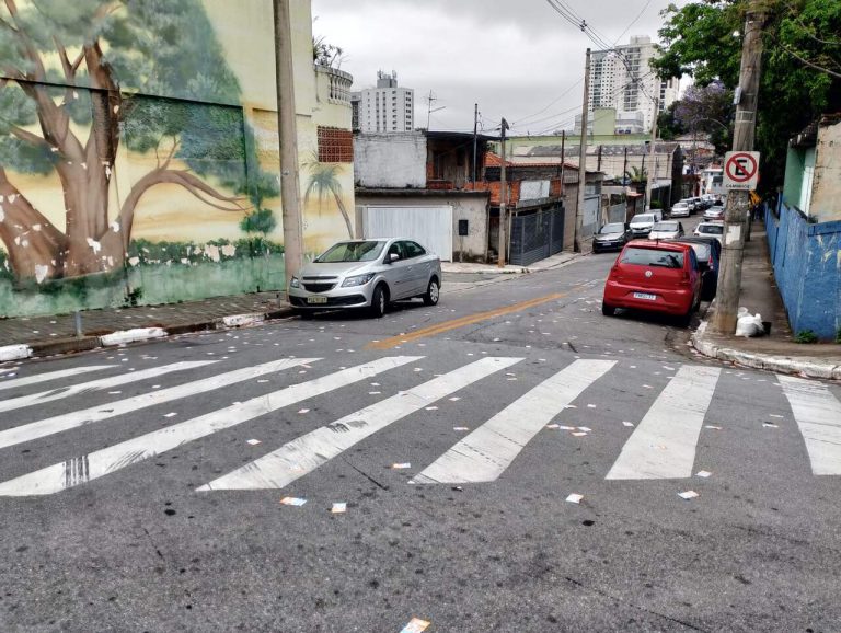 Santinhos na frente da Escola Estadual Ennio Chiesa