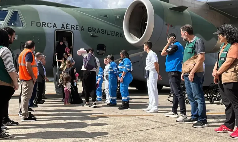 Vôo da FAB resgata brasileiros no Líbano
