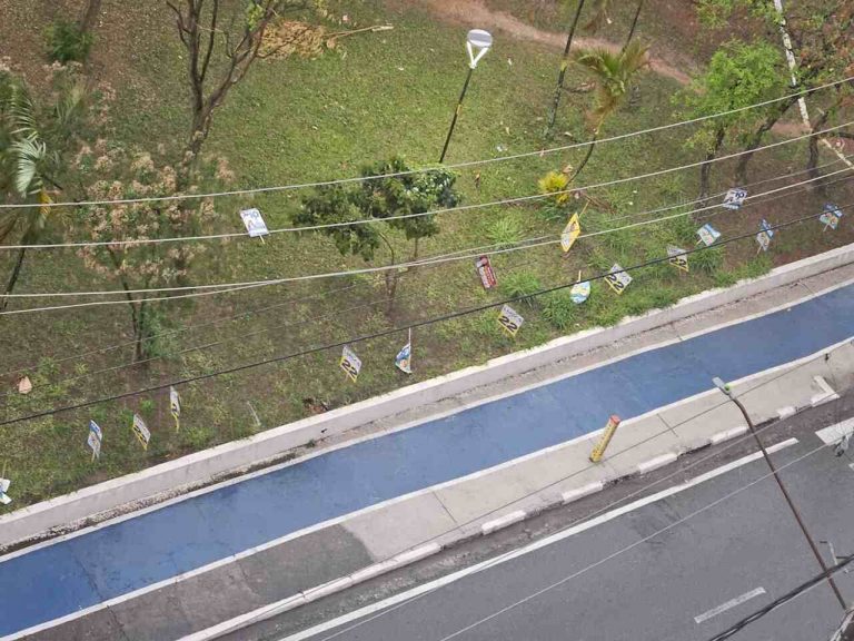placas de campanhas em canteiros
