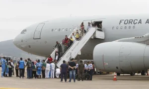 Avião da FAB com repatriados no Líbano na Base Aérea