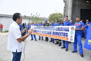 Josinaldo Cabeça com trabalhadores em campanha salarial