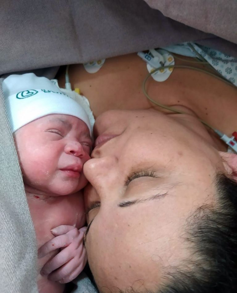 Amanda Morais e filha Alícia Gabriela, após parto com ajuda de GCM