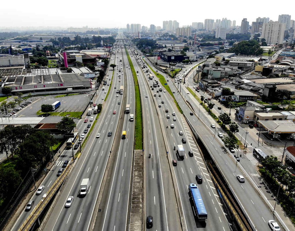 rodovia Presidente Dutra, em Guarulhos
