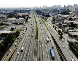 rodovia Presidente Dutra, em Guarulhos
