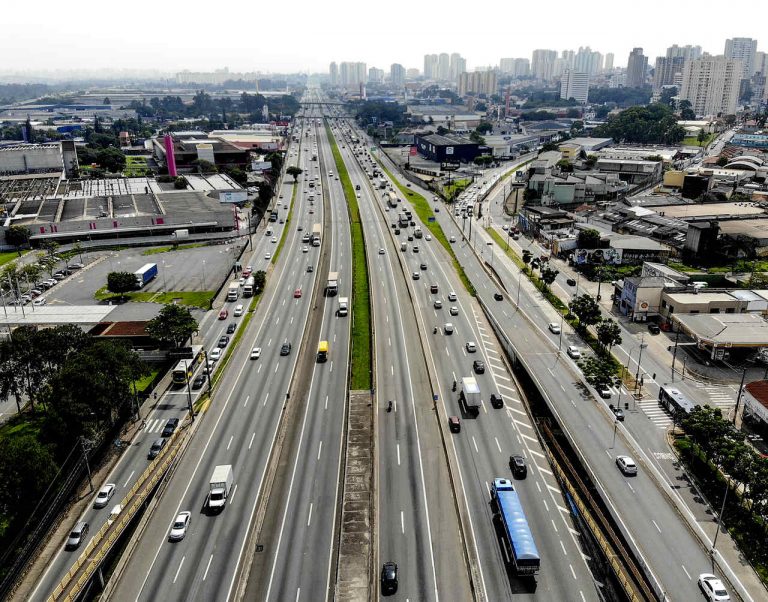 rodovia Presidente Dutra, em Guarulhos