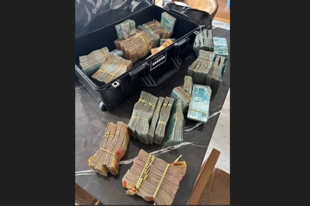 Dinheiro na casa de investigador preso na Operação Tacitus
