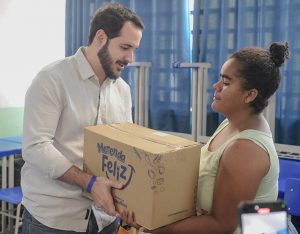Lucas Sanches entrega cesta básica