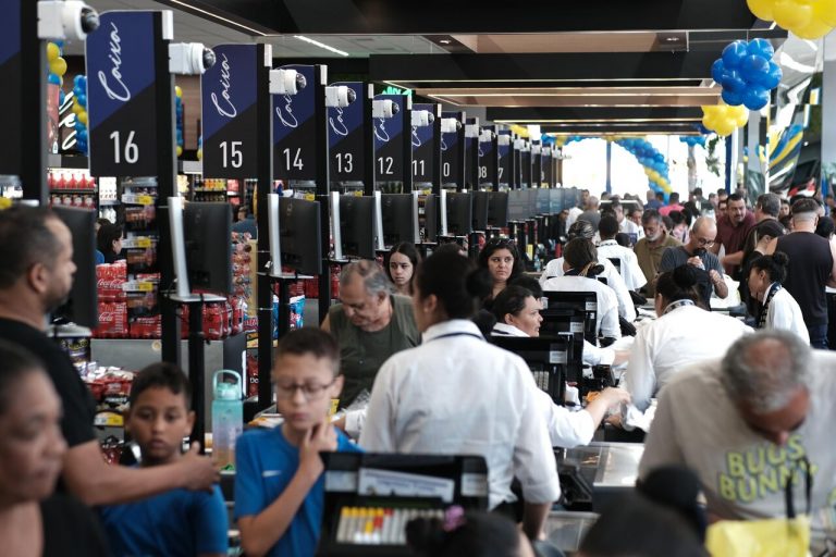caixa de supermercado e X Supermercados