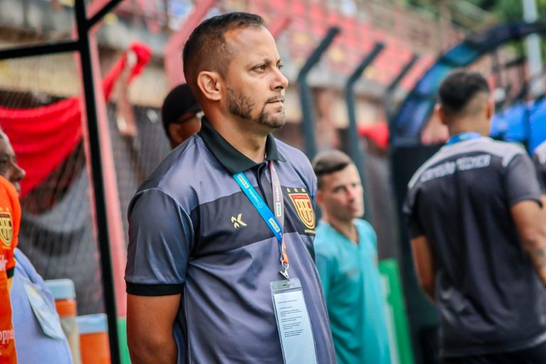 Anderson Neblina, técnico do Flamengo de Guarulhos