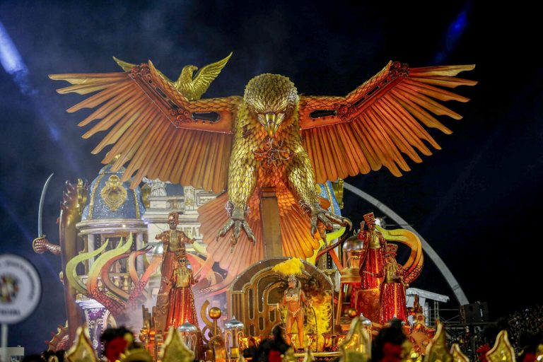 Desfile da Águia de Ouro no Sambódromo do Anhembi