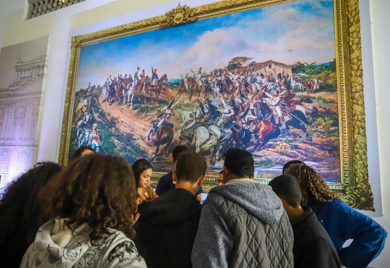 Estudantes no Palácio dos Bandeirantes