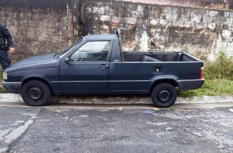 Fiat Strada azul furtado