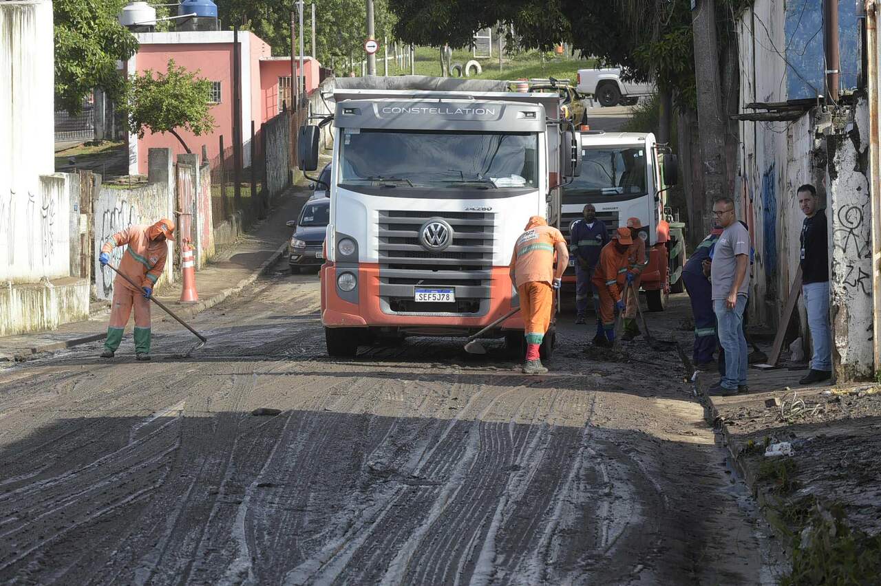 Limpeza da avenida Monteiro Lobato, após enchente