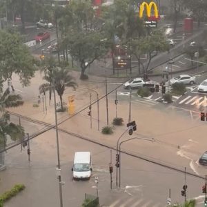 Notícias alagamento no cruzamento das avenidas Tiradentes com Paulo Faccini