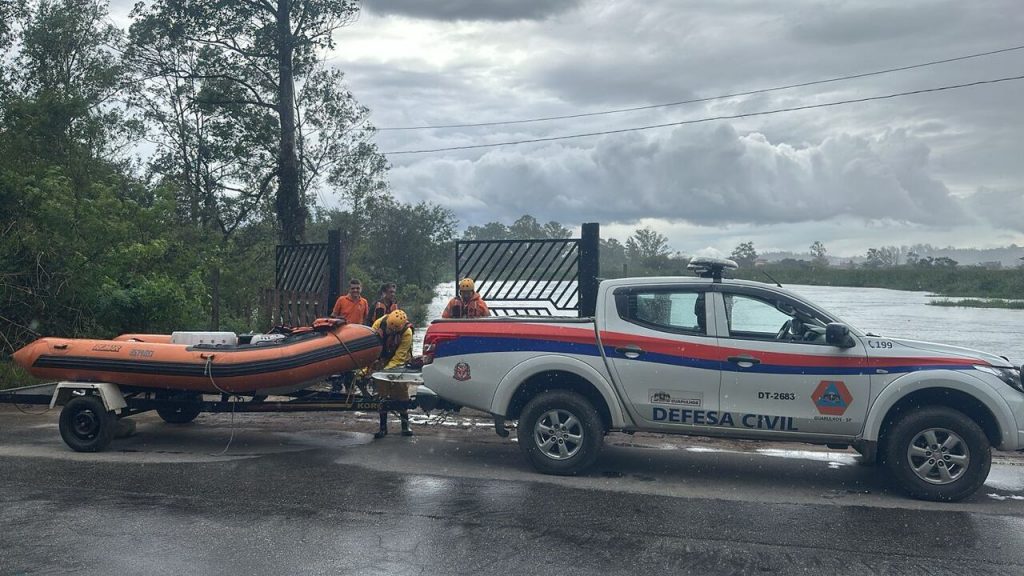 carro e bote da Defesa Civil