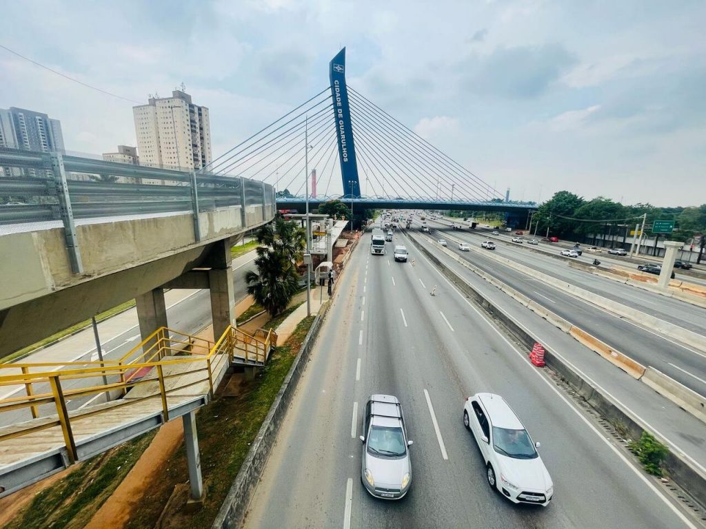 passarela da Via Dutra em Guarulhos