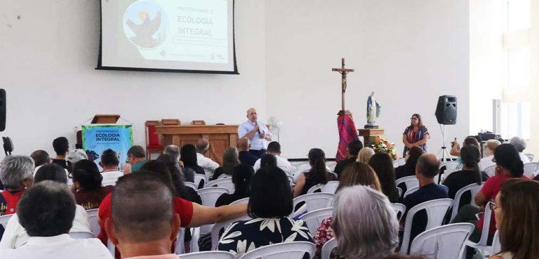 Dom Edmilson Amador Caetano com os grupos de rua