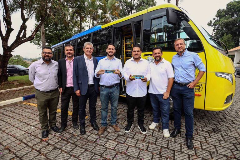 Lucas Sanches em entrega de micro-ônibus