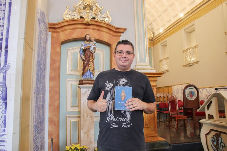 Wellington Alves e o livro Socorrei-me São José na Catedral de Guarulhos